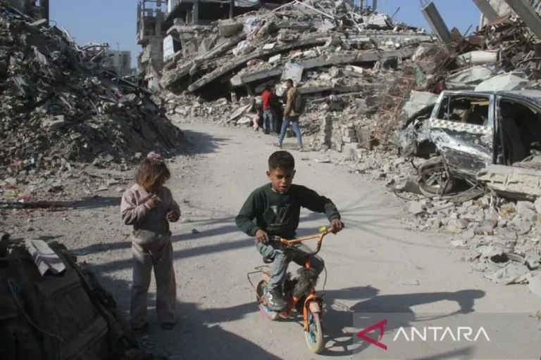 Pengungsi-Palestina-kembali-ke-Gaza-300125-Xinhua-2.jpg