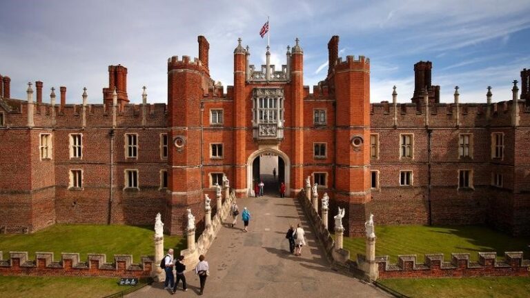 Pesona Abadi Hampton Court Palace
