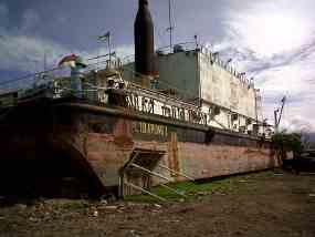 kapal-pltd-apung-bangkai-kapal-terapung-di-aceh
