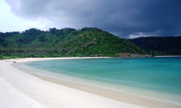 pesona-pantai-lampuuk-surga-tersembunyi-di-aceh