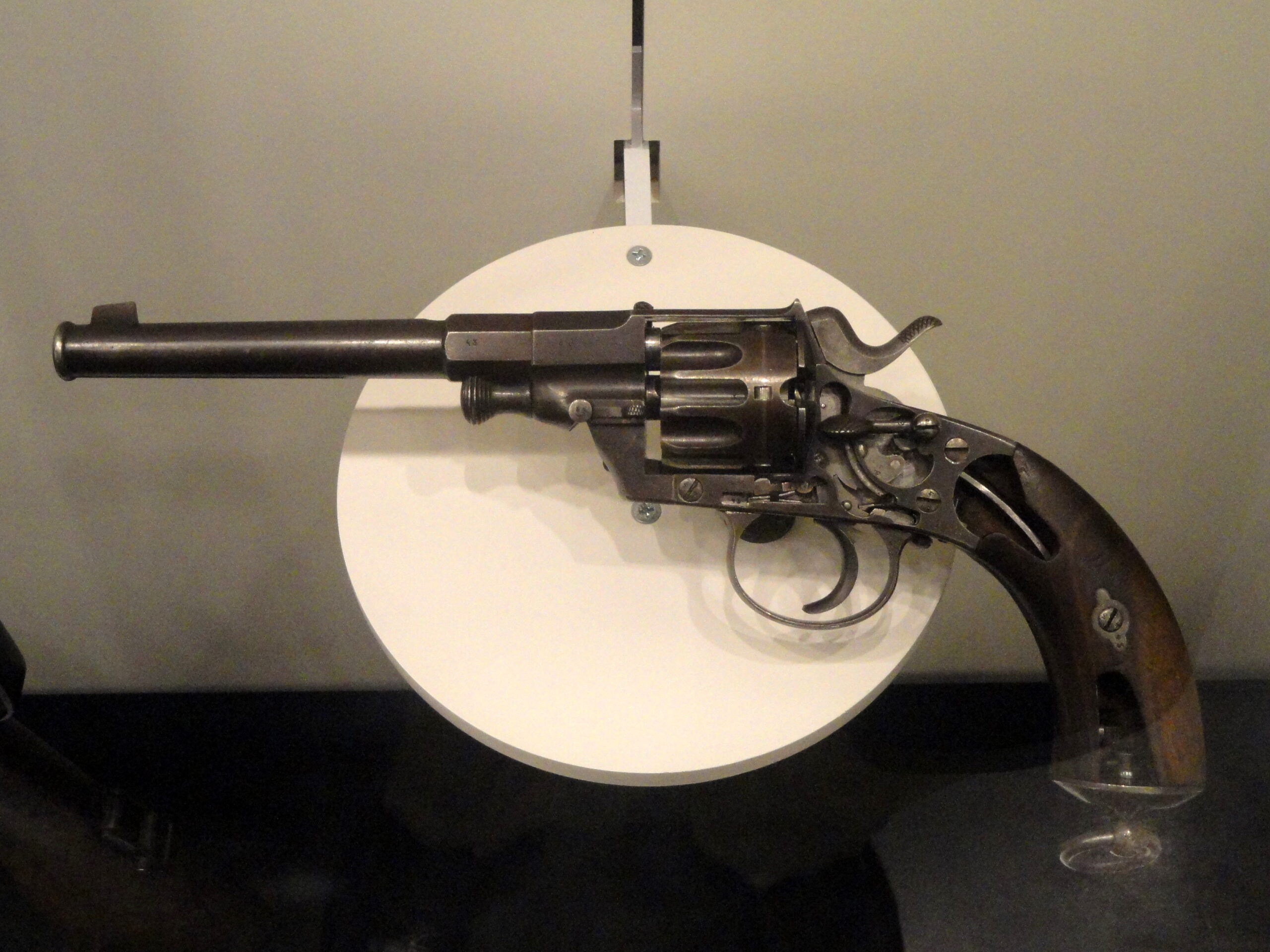 mengenal-senjata-revolver-reich-m1879-m1883-sejarah-dan-spesifikasi